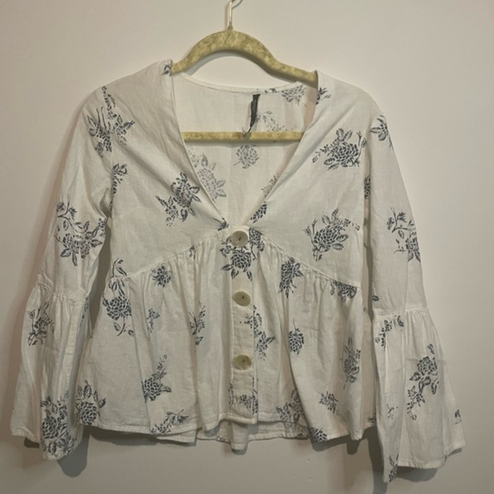 Zara flowy‎ white top with navy flowers small